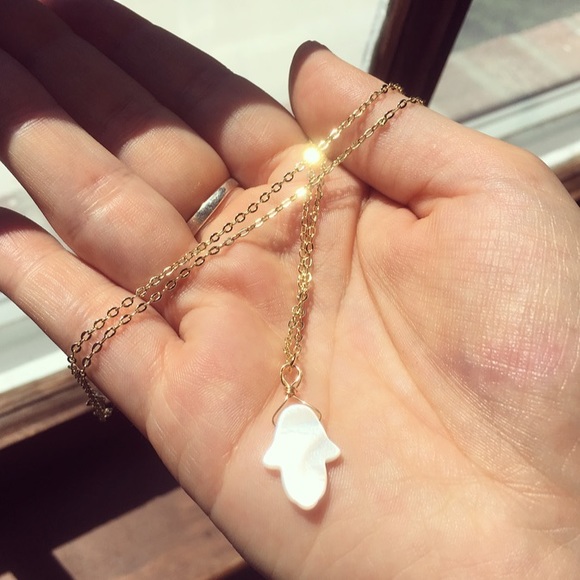 🙌🏻 14k Gold Hamsa Genuine Carved Shell - Picture 2 of 3